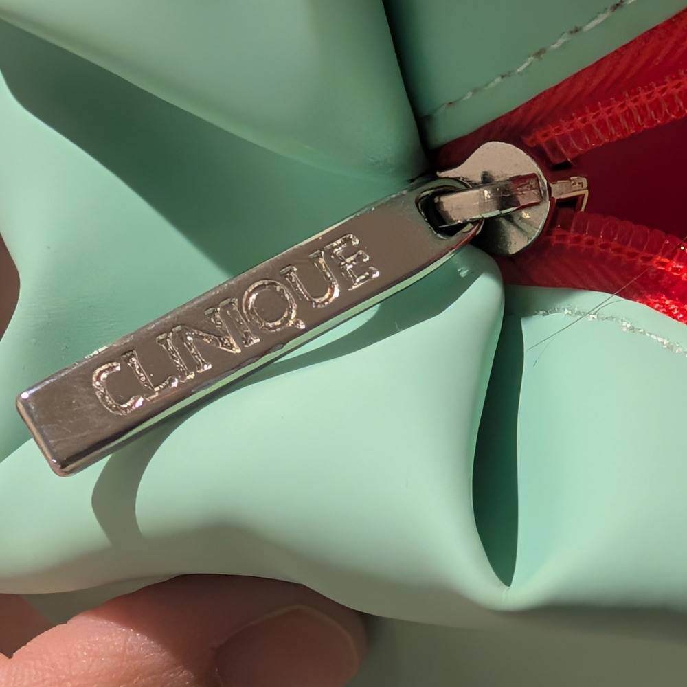 Clinique Mint and Red Accessory - Picture 3 of 3